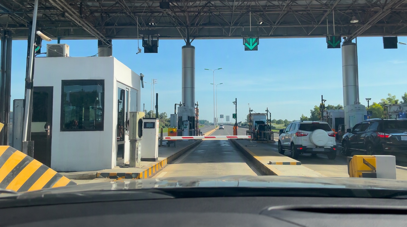 Góc nhìn từ trong xe tiến qua làn thu phí không dừng trên cao tốc, barrier tự động và các làn bên cạnh